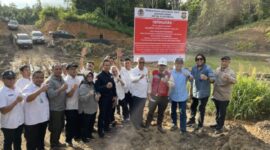 Anggota Komisi IV DPR RI Andi Akmal Pasluddin dan Anggota Komisi IV DPR RI Ono Surono  saat menertibkan kawasan tambang batu bara. (Dok. DPR.go.id)