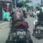 Sebuah video viral di media sosial memperlihatkan seorang pria oknum menendang pemotor wanita. (Instagram.com/@bekasi_24_jam)
