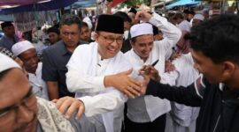 Bakal capres Anies Baswedan memberikan sambutan saat menghadiri haul akbar Habib Sholeh di Kecamatan Tanggul, Kabupaten Jember. (Instagram.com/@aniesbaswedan) 