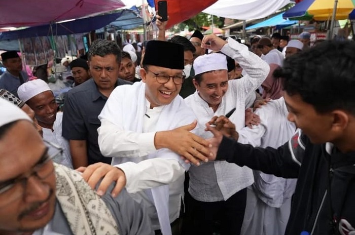Bakal capres Anies Baswedan memberikan sambutan saat menghadiri haul akbar Habib Sholeh di Kecamatan Tanggul, Kabupaten Jember. (Instagram.com/@aniesbaswedan) 