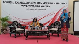 Foto : Naomi Saulina Rentaria Rambe  selaku Analis Senior Deputi Direktur Perizinan Perorangan, Profesi Penunjang dan Lembaga Penunjang Pasar Modal 1 (Duduk) dan, Devy Arveida selaku Analis Deputi Direktur Perizinan Perorangan, Profesi Penunjang dan Lembaga Penunjang Pasar Modal 1 (Berdiri). (Doc.Ist)