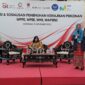 Foto : Naomi Saulina Rentaria Rambe  selaku Analis Senior Deputi Direktur Perizinan Perorangan, Profesi Penunjang dan Lembaga Penunjang Pasar Modal 1 (Duduk) dan, Devy Arveida selaku Analis Deputi Direktur Perizinan Perorangan, Profesi Penunjang dan Lembaga Penunjang Pasar Modal 1 (Berdiri). (Doc.Ist)