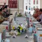 Menteri Pertahanan (Menhan) Prabowo Subianto saat bertemu dengan Perdana Menteri (PM) Malaysia Anwar Ibrahim. (Dok Tim Media Prabowo Suianto)