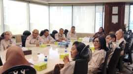 LINGKARNEWS.COM - Kustodian Sentral Efek Indonesia (KSEI) dan Perkumpulan Profesi Pasar Modal Indonesia (PROPAMI) menyelenggarakan pertemuan audensi yang dihadiri oleh Dirut KSEI, Samsul Hidayat, dan Ketum PROPAMI, NS Aji Martono beserta jajaran pengurus DPP, Jakarta (22/1/24).

Pertemuan ini bertujuan untuk membahas potensi kerja sama dan kolaborasi antara kedua lembaga yang berperan penting dalam mengembangkan pasar modal Indonesia.

Dirut KSEI, Samsul Hidayat, memimpin pertemuan dengan membuka sesi pemaparan tentang ruang lingkup kerja dan produk yang ditawarkan oleh KSEI.

Penjelasan ini memberikan wawasan mendalam mengenai peran KSEI dalam mendukung ekosistem pasar modal di tanah air.

NS Aji Martono, Ketum PROPAMI, menyampaikan rasa bangganya karena PROPAMI diberi kesempatan untuk berdialog dan berkolaborasi dengan KSEI.

Ia juga memperkenalkan kepengurusan baru PROPAMI serta menyatakan kesiapan untuk bersinergi dalam berbagai program yang dapat menguntungkan kedua belah pihak.

Pemaparan yang tak kalah menarik adalah rencana pendirian badan-badan otonom baru di bawah naungan PROPAMI.

Badan Kajian Strategis, Badan/Lembaga Filantrofis (PROPAMI CARE), dan Badan yang berkaitan dengan hukum dan advokasi menjadi fokus utama yang akan dikerjakan oleh PROPAMI.

Program-program inovatif lainnya juga turut dijelaskan sebagai bagian dari komitmen PROPAMI dalam mendukung perkembangan pasar modal Indonesia.

Pertemuan penuh interaksi dan pemikiran ini juga dimeriahkan oleh diskusi antara KSEI dan PROPAMI.

Dialog yang terbuka dan konstruktif menciptakan suasana akrab, di mana ide dan gagasan untuk meningkatkan kinerja pasar modal menjadi fokus utama pembahasan.

Melalui pertemuan audensi ini, harapan untuk terwujudnya kerja sama yang lebih erat dan sinergis antara KSEI dan PROPAMI semakin memperkuat fondasi kemajuan pasar modal Indonesia ke depannya.