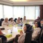 LINGKARNEWS.COM - Kustodian Sentral Efek Indonesia (KSEI) dan Perkumpulan Profesi Pasar Modal Indonesia (PROPAMI) menyelenggarakan pertemuan audensi yang dihadiri oleh Dirut KSEI, Samsul Hidayat, dan Ketum PROPAMI, NS Aji Martono beserta jajaran pengurus DPP, Jakarta (22/1/24).

Pertemuan ini bertujuan untuk membahas potensi kerja sama dan kolaborasi antara kedua lembaga yang berperan penting dalam mengembangkan pasar modal Indonesia.

Dirut KSEI, Samsul Hidayat, memimpin pertemuan dengan membuka sesi pemaparan tentang ruang lingkup kerja dan produk yang ditawarkan oleh KSEI.

Penjelasan ini memberikan wawasan mendalam mengenai peran KSEI dalam mendukung ekosistem pasar modal di tanah air.

NS Aji Martono, Ketum PROPAMI, menyampaikan rasa bangganya karena PROPAMI diberi kesempatan untuk berdialog dan berkolaborasi dengan KSEI.

Ia juga memperkenalkan kepengurusan baru PROPAMI serta menyatakan kesiapan untuk bersinergi dalam berbagai program yang dapat menguntungkan kedua belah pihak.

Pemaparan yang tak kalah menarik adalah rencana pendirian badan-badan otonom baru di bawah naungan PROPAMI.

Badan Kajian Strategis, Badan/Lembaga Filantrofis (PROPAMI CARE), dan Badan yang berkaitan dengan hukum dan advokasi menjadi fokus utama yang akan dikerjakan oleh PROPAMI.

Program-program inovatif lainnya juga turut dijelaskan sebagai bagian dari komitmen PROPAMI dalam mendukung perkembangan pasar modal Indonesia.

Pertemuan penuh interaksi dan pemikiran ini juga dimeriahkan oleh diskusi antara KSEI dan PROPAMI.

Dialog yang terbuka dan konstruktif menciptakan suasana akrab, di mana ide dan gagasan untuk meningkatkan kinerja pasar modal menjadi fokus utama pembahasan.

Melalui pertemuan audensi ini, harapan untuk terwujudnya kerja sama yang lebih erat dan sinergis antara KSEI dan PROPAMI semakin memperkuat fondasi kemajuan pasar modal Indonesia ke depannya.