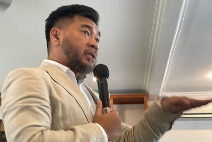 Coach Daru Dewayanto memberikan Sales Motivation Workshop dalam acara Garislurus Gathering (GG) 2024 yang diadakan di Villa White House Puncak pada tanggal 8 - 9 Januari 2024. (Dok. Garìslurus Travel)