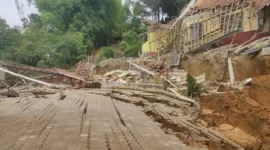 Sebanyak tiga rumah dan bangunan sekolah roboh akibat pergerakan tanah terjadi di Desa Cibedug, Kecamatan Rongga, Kabupaten Bandung Barat. (Dok. BPBD Kab. Bandung Barat)