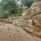 Sebanyak tiga rumah dan bangunan sekolah roboh akibat pergerakan tanah terjadi di Desa Cibedug, Kecamatan Rongga, Kabupaten Bandung Barat. (Dok. BPBD Kab. Bandung Barat)