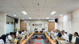Foto : Pertemuan resmi antara Tim BNSP dan BNPT membahas strategi penyusunan dan implementasi Standar Kompetensi Kerja Khusus bagi Auditor Pelindungan Sarana dan Prasarana. (17/4/24). (Doc.Ist)