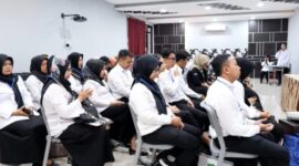 Foto : Prof Amilin Komisioner BNSP dalam kegiatan Monitoring dan Evaluasi pelaksanaan Uji Kompetensi Angkatan ke-3, sekaligus membuka acara kegiatan Uji Sertifikasi Kompetensi bagi para peserta yang telah mengikuti program Upskilling dan Reskilling berstandar industri yang dilaksanakan pada tanggal 3 Juli 2024, di Tempat Uji Kompetensi (TUK) SMKN 4 Surakarta. (Doc.Ist)