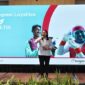 Petani semi serius memindai QR Code SETIA, jadi #jaga panen tanpa khawatir produk palsu. (Dok. Syngenta Indonesia)