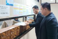 Kuasa hukum DPS menunjukkan salinan surat permohonan mediasi tripartit yang akan diajukan ke Dinas Ketenagakerjaan Kota Jakarta Selatan, terkait sengketa PHK antara DPS dan PT NIL, Kamis (20/8/2026). (Foto: Dok. Kuasa Hukum DPS)
