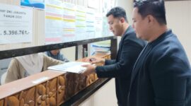 Kuasa hukum DPS menunjukkan salinan surat permohonan mediasi tripartit yang akan diajukan ke Dinas Ketenagakerjaan Kota Jakarta Selatan, terkait sengketa PHK antara DPS dan PT NIL, Kamis (20/8/2026). (Foto: Dok. Kuasa Hukum DPS)