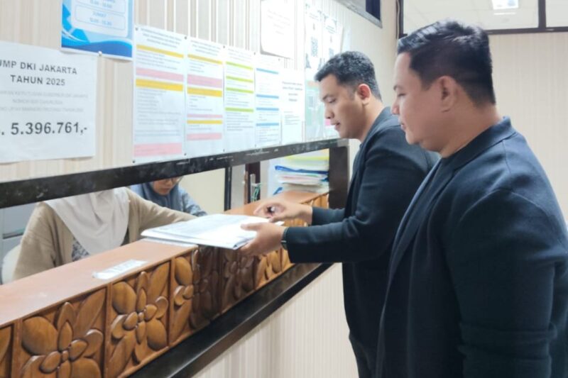 Kuasa hukum DPS menunjukkan salinan surat permohonan mediasi tripartit yang akan diajukan ke Dinas Ketenagakerjaan Kota Jakarta Selatan, terkait sengketa PHK antara DPS dan PT NIL, Kamis (20/8/2026). (Foto: Dok. Kuasa Hukum DPS)