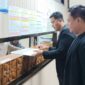 Kuasa hukum DPS menunjukkan salinan surat permohonan mediasi tripartit yang akan diajukan ke Dinas Ketenagakerjaan Kota Jakarta Selatan, terkait sengketa PHK antara DPS dan PT NIL, Kamis (20/8/2026). (Foto: Dok. Kuasa Hukum DPS)